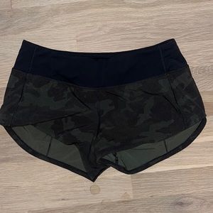 Size 4 2.5 speed up Lululemon Camo shorts